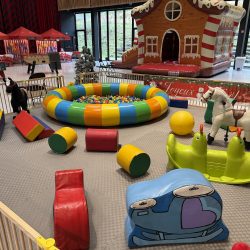 Arbre de Noël à Jonzac avec structure gonflable et jeux pour enfants Scenoria